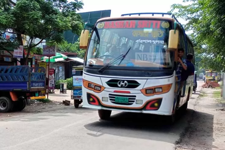 ঝালকাঠিতে ঘুরছে বাসের চাকা
