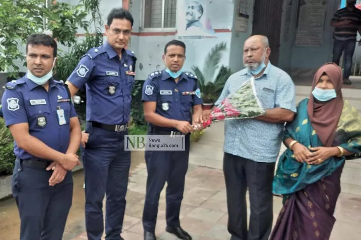 বিদায় বেলায় সহকর্মীদের ভালোবাসায় সিক্ত পুলিশ সদস্য