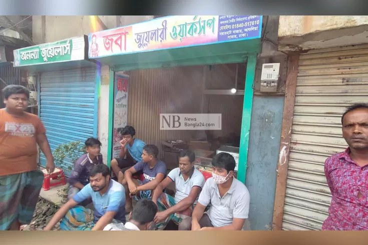 নৌকায় করে ডাকাতি, স্বর্ণের ১৯ দোকান লুট