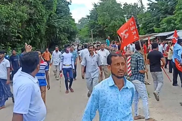 ত্রিপুরায় মানিক সরকারের কনভয়ে বিজেপির হামলা