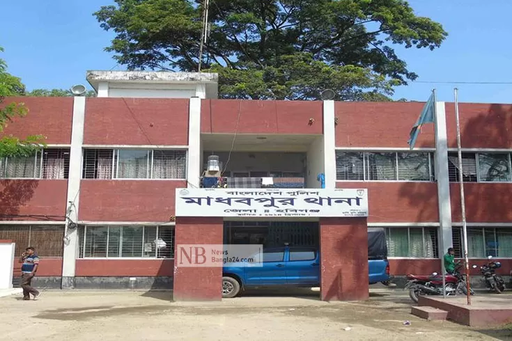 থানা চত্বরে নারীর ‘বিষপান’