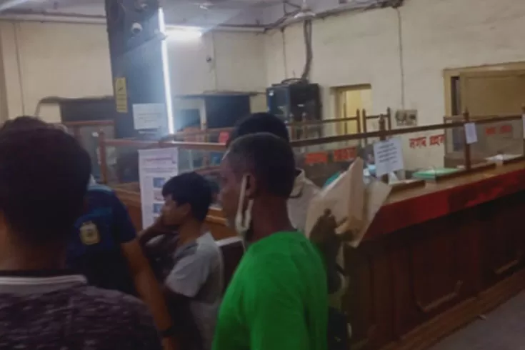 ব্যাংকের কাউন্টার থেকে আড়াই লাখ টাকা নিয়ে দৌড়