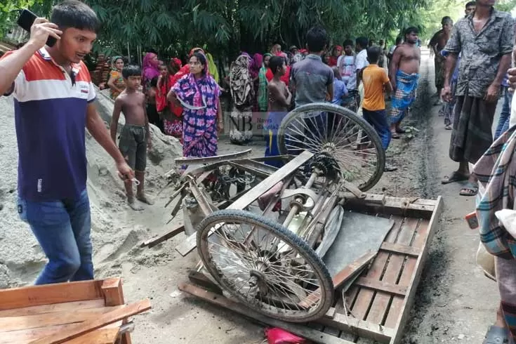 বাসের-ধাক্কায়-নিহত-ভ্যানচালক-ও-যাত্রী-সড়ক-অবরোধ