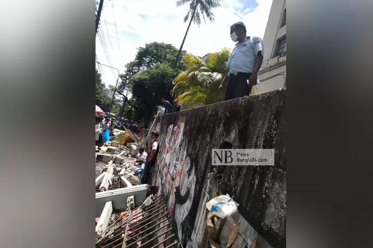 কাভার্ডভ্যানের ধাক্কায় ধসে পড়ল বাংলাদেশ ব্যাংকের সীমানাপ্রাচীর