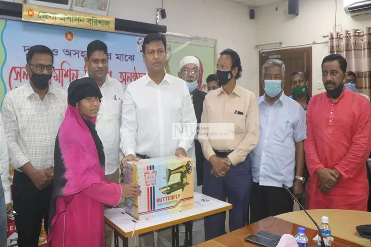 বরিশালে-নারীদের-সেলাই-মেশিন-বিতরণ