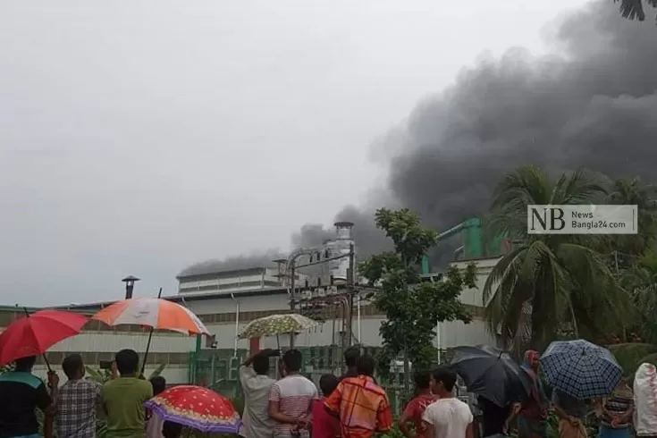 ২-ঘণ্টার-চেষ্টায়-নিয়ন্ত্রণে-প্লাইউড-ফ্যাক্টরির-আগুন