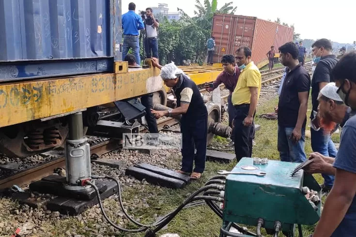 ট্রেন লাইনচ্যুত: উদ্ধার কার্যক্রম শুরু