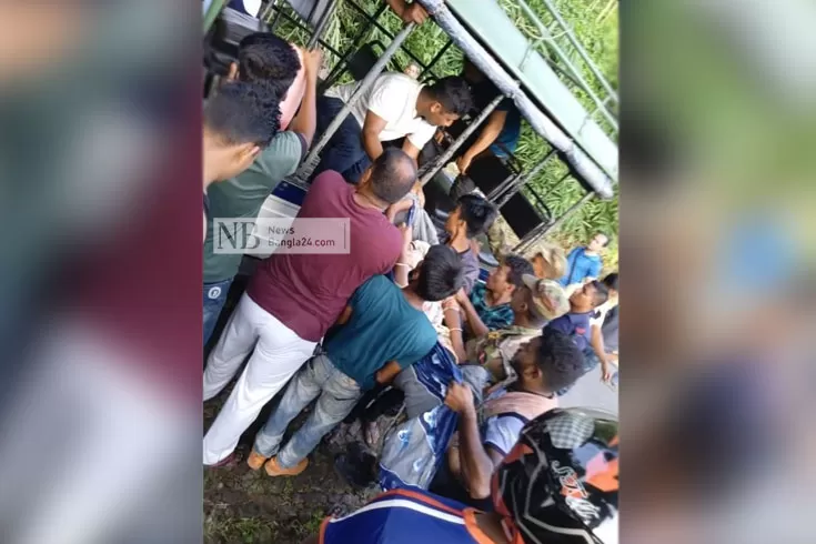 সাজেকে মাইক্রোবাস খাদে, অন্তঃসত্ত্বাসহ আহত ১২