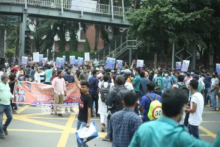 ই-অরেঞ্জ গ্রাহকদের রাস্তা অবরোধের চেষ্টা, পুলিশের লাঠিচার্জ