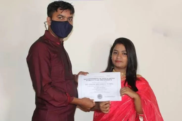 বিয়েবার্ষিকীতে স্ত্রীকে দিলেন চাঁদের জমি