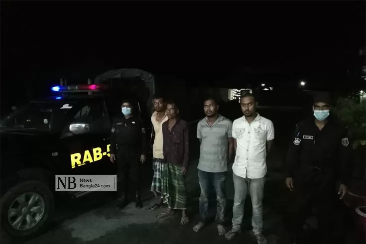ছিনতাইয়ের সময় অস্ত্রসহ গ্রেপ্তার ৪