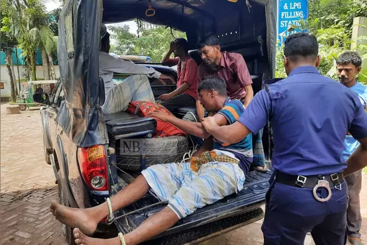 আসামি-বহনকারী-গাড়িতে-বিস্ফোরণ-৪-পুলিশ-দগ্ধ