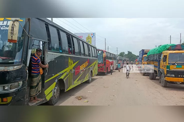 ছুটির দিনেও পাটুরিয়ায় যানবাহনের লাইন