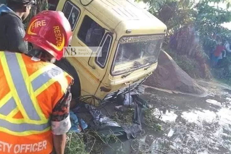 ডুমুরিয়ায় ট্রাক-অটোরিকশা খাদে পড়ে নিহত ৫
