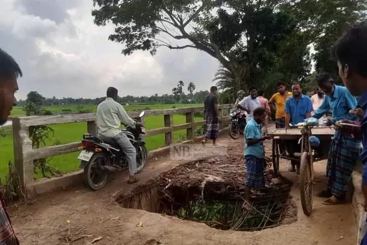 স্ল্যাব ধসে সেতু এখন মরণফাঁদ