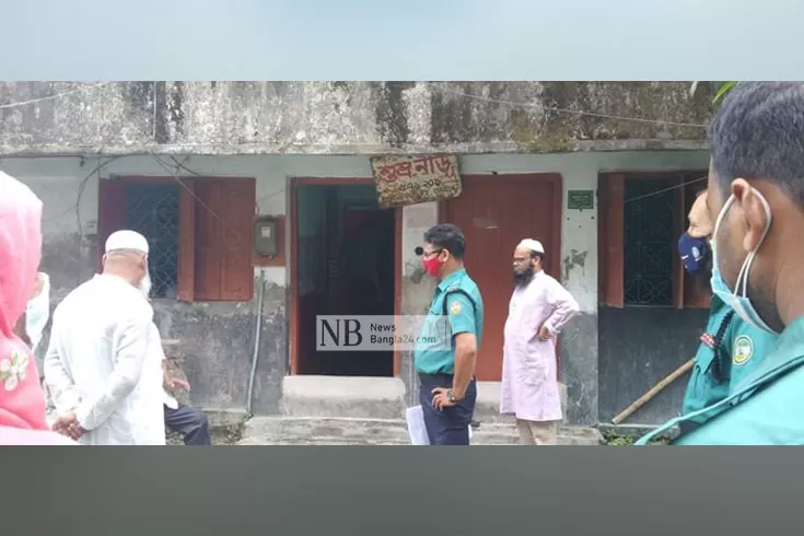 নারীর নিথর দেহ পড়ে ছিল মেঝেতে