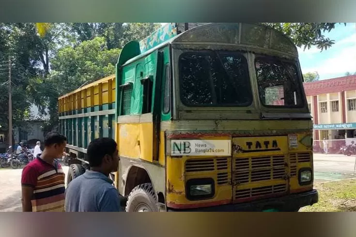 ভ্যানে ট্রাকের ধাক্কা, মা-মেয়ে নিহত