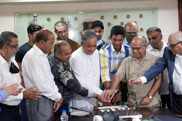 প্রধানমন্ত্রীর-জন্মদিনে-কেক-কাটলেন-রিয়াদ-পাপন