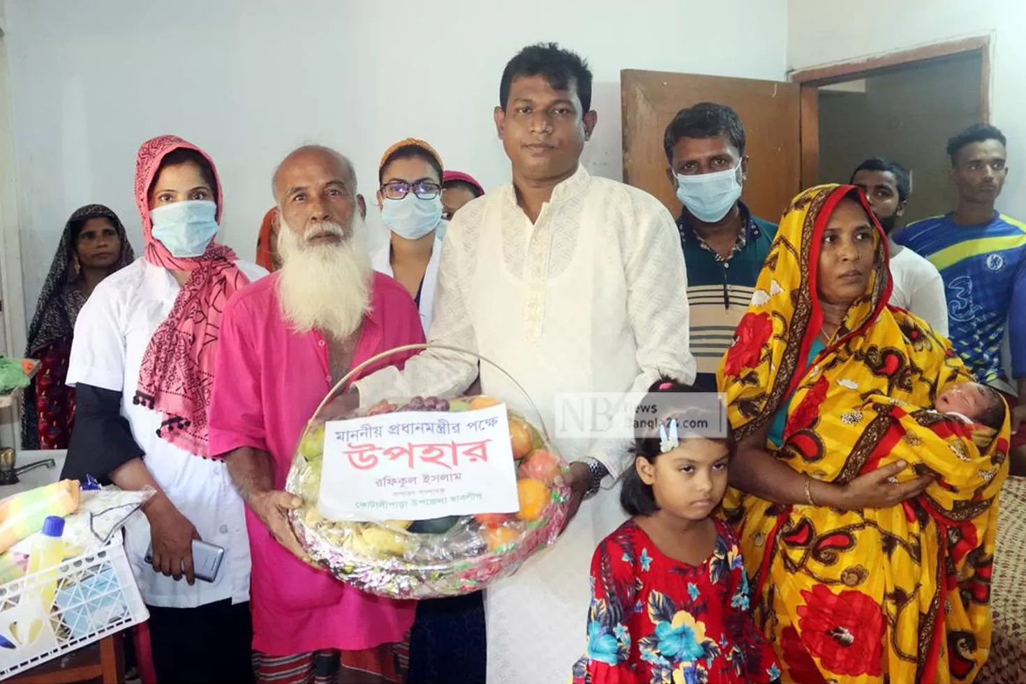 অসহায়-দম্পতির-একসঙ্গে-তিন-সন্তান-প্রধানমন্ত্রী-পাঠালেন-উপহার