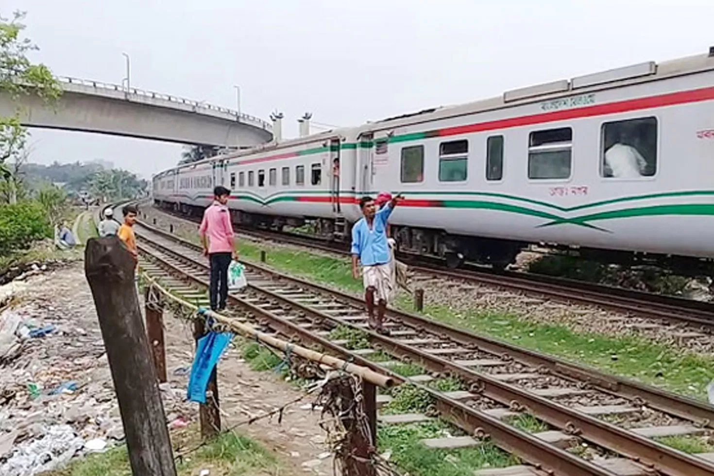 কুড়িলে ট্রেনের ধাক্কায় নিহত ১