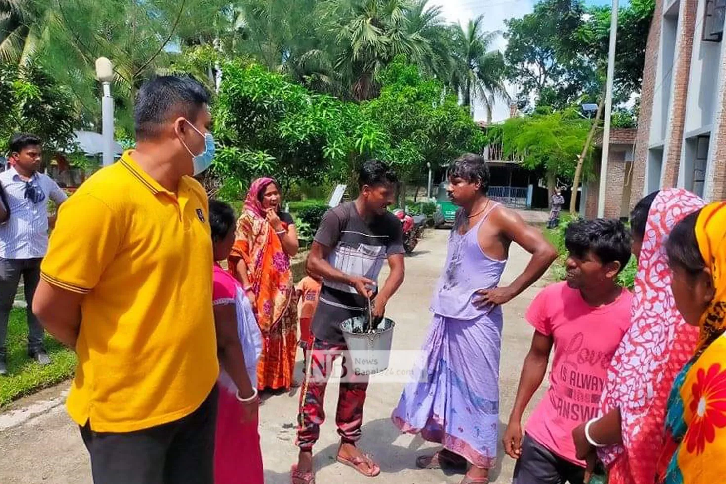 মদসহ-সুইপার-গ্রেপ্তার-থানায়-মল-ছিটিয়ে-প্রতিবাদ