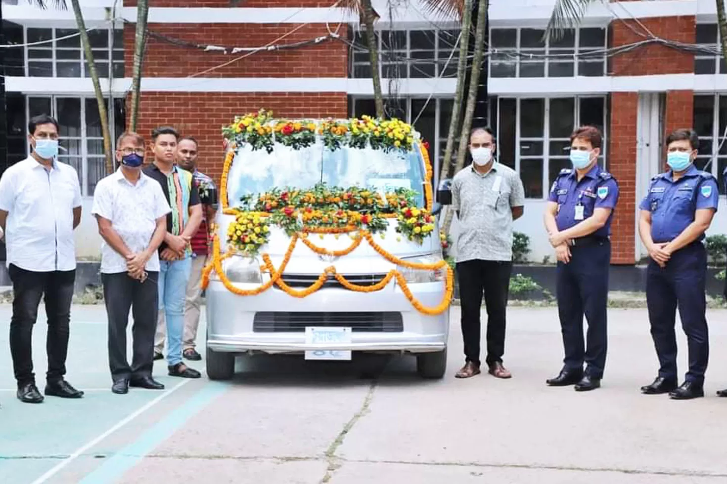 সুসজ্জিত গাড়িতে বাড়ি গেলেন কনস্টেবল ফিরোজ