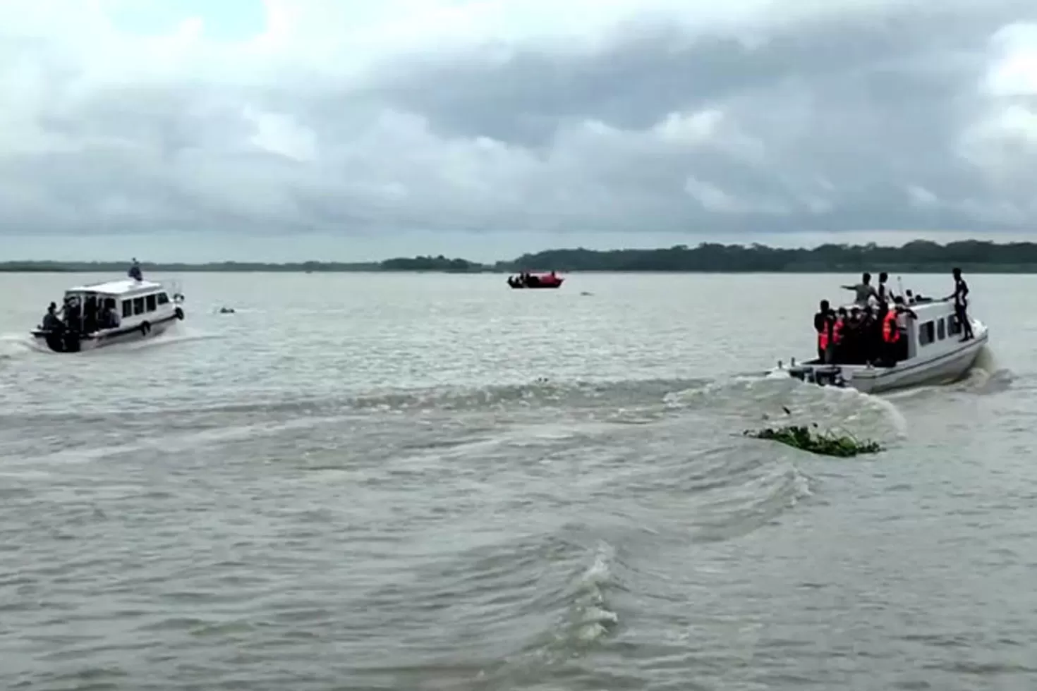 মা ইলিশ রক্ষায় মধ্যরাত থেকে অভিযান