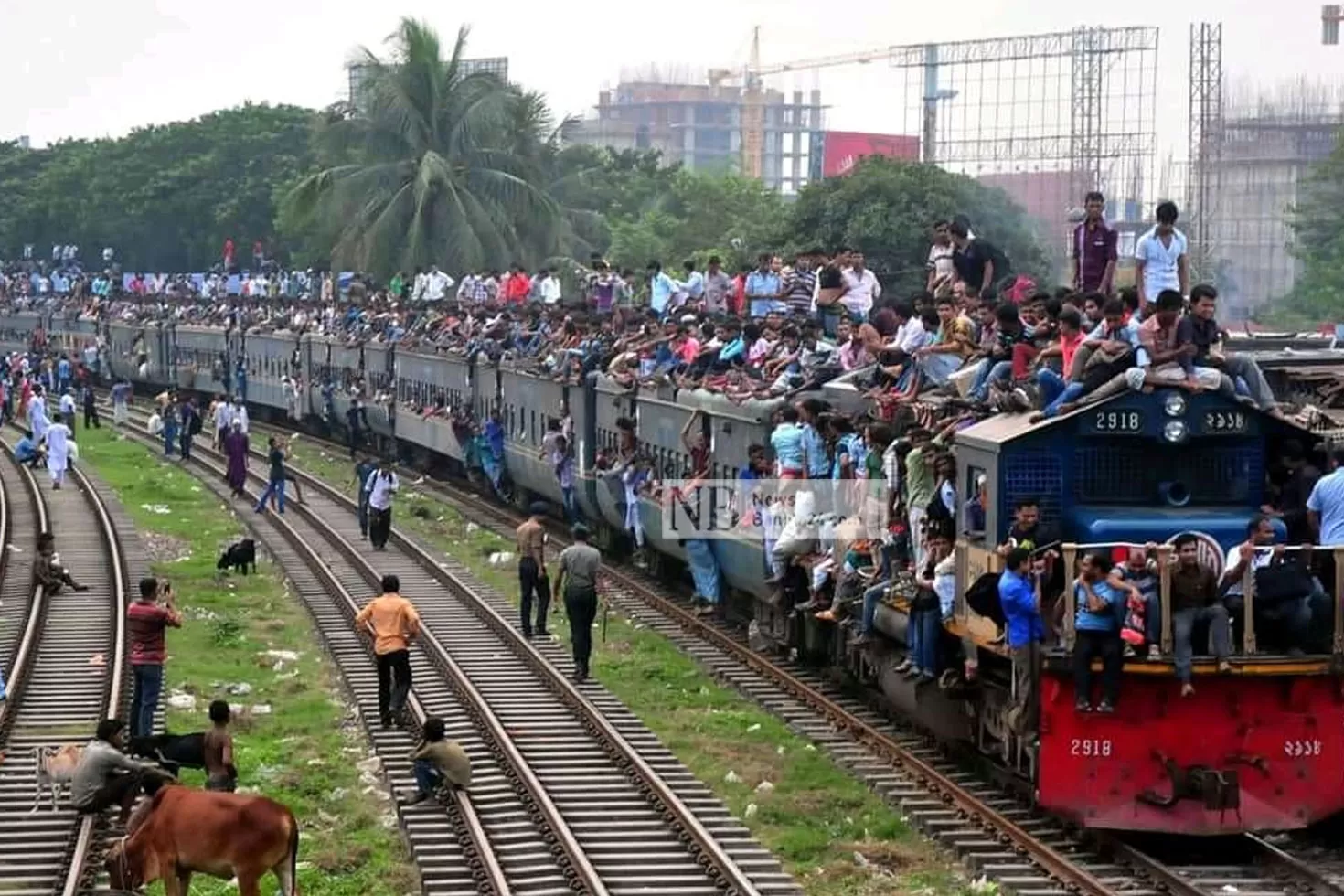 ট্রেনের ছাদে ওঠা কেন থামাতে পারে না পুলিশ