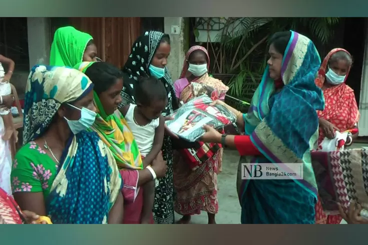 হরিজন সম্প্রদায়কে শাড়ি ও ক্রীড়াসামগ্রী বিতরণ