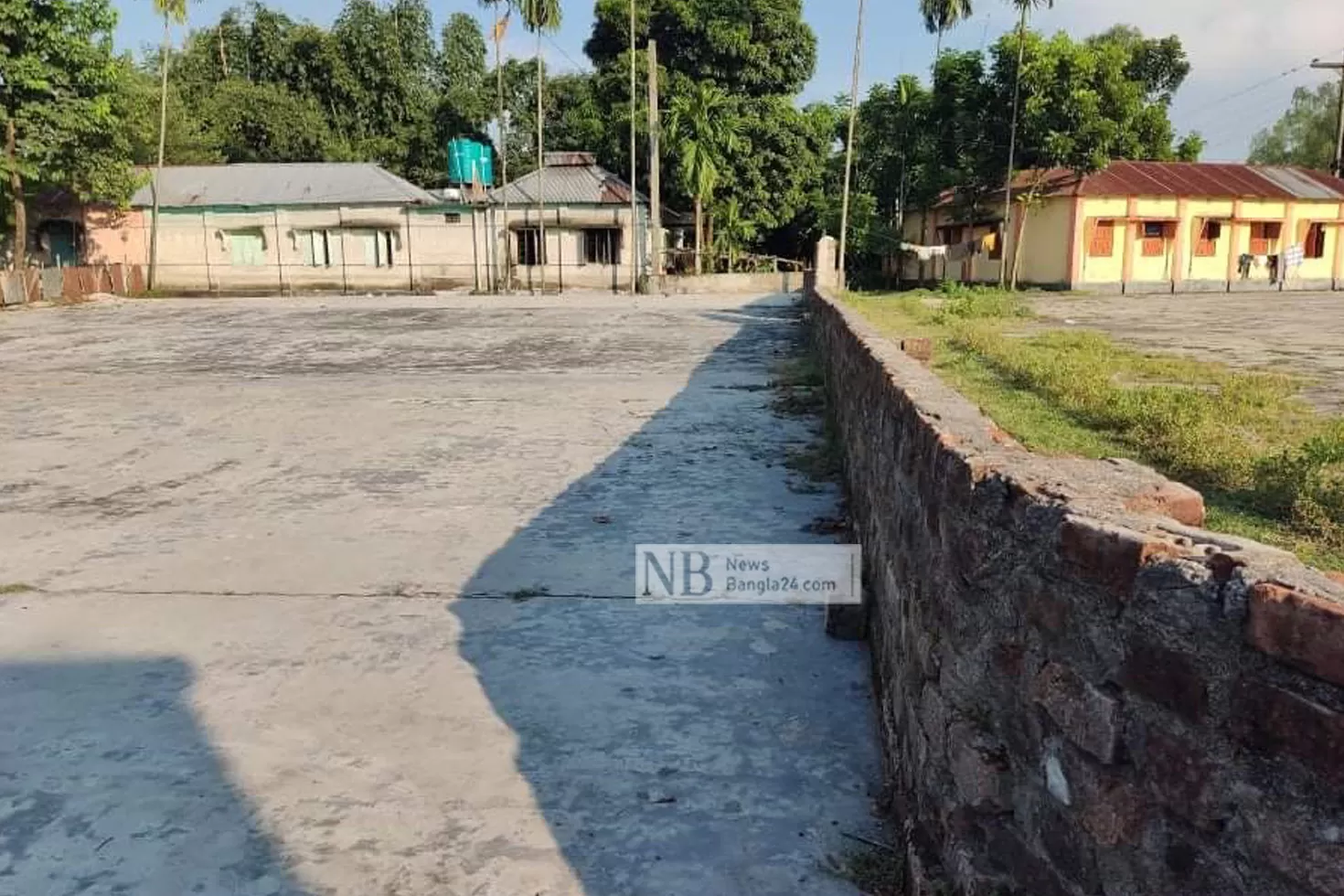 সরকারি সড়ক দখল করে যুবলীগ নেতার চাতাল