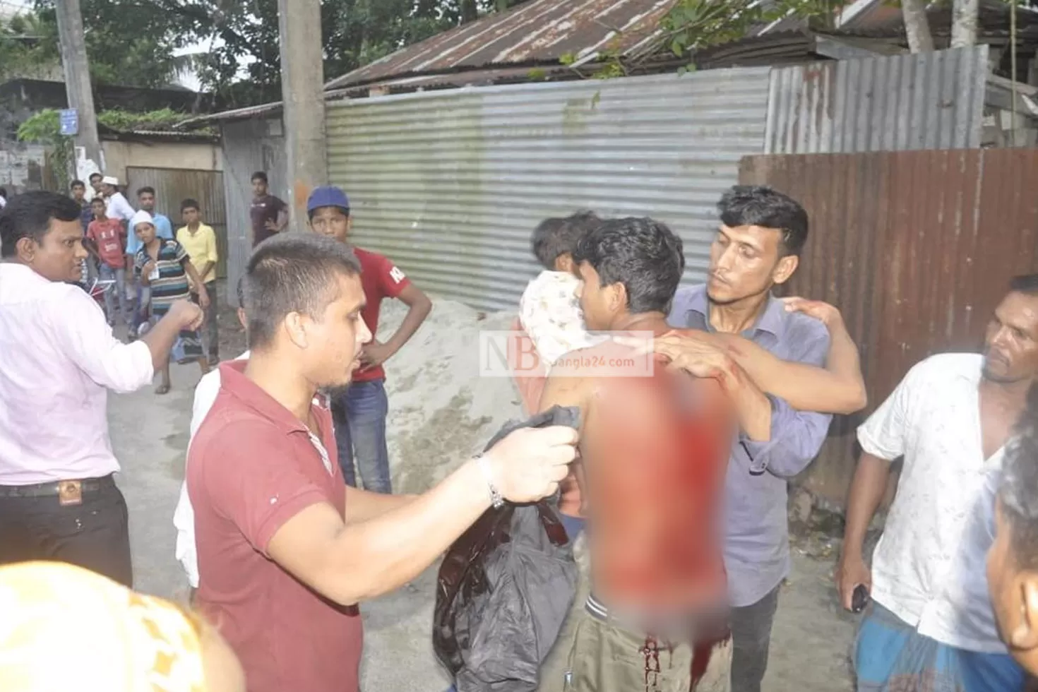 ‘নির্বাচনি সহিংসতার ছবি তুলতে গিয়ে’ আহত ৩