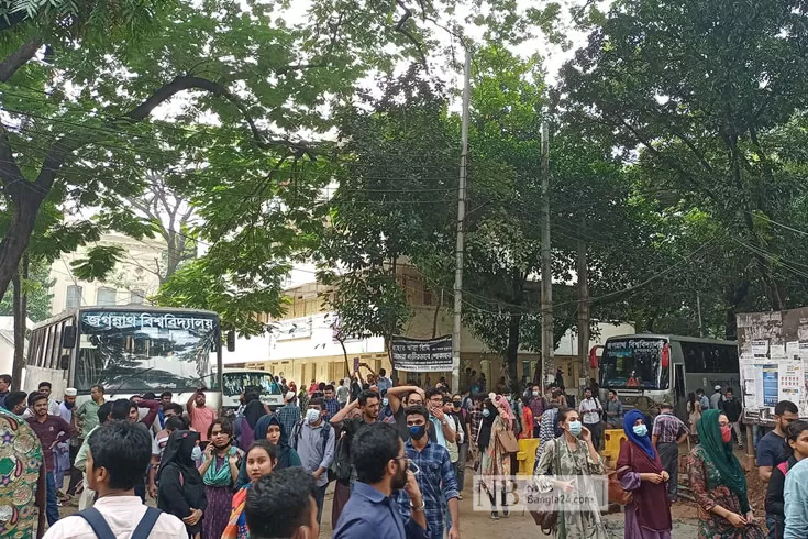 উষ্ণ অভ্যর্থনায় ক্যাম্পাসে জবি শিক্ষার্থীরা, সশরীরে পরীক্ষা শুরু
