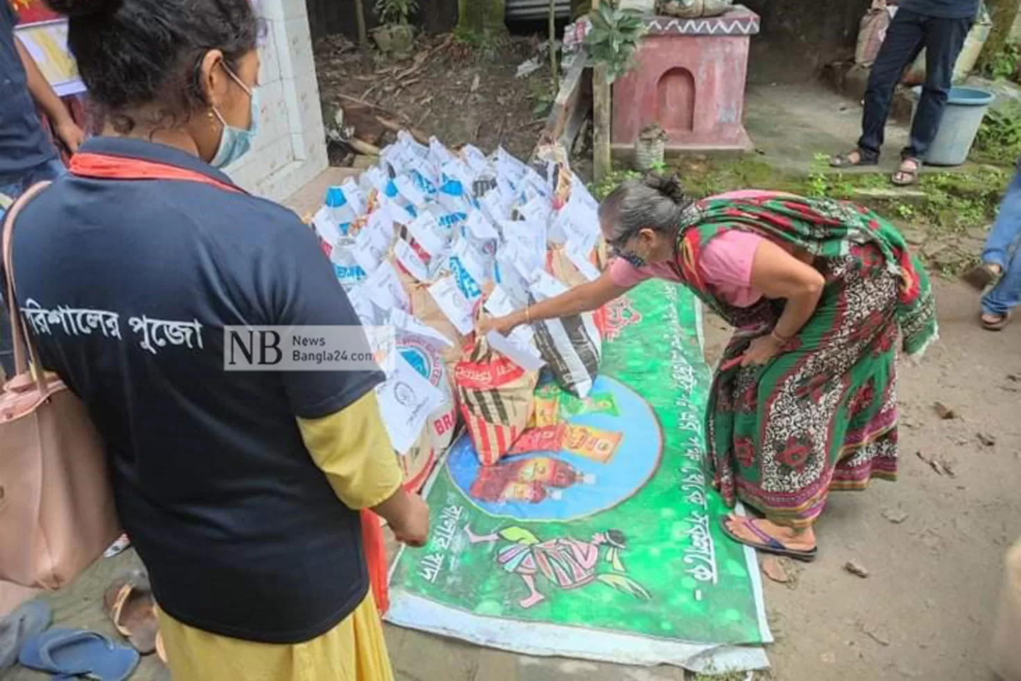 ব‌রিশা‌লে অসহায়‌দের মা‌ঝে পূ‌জার উপহার