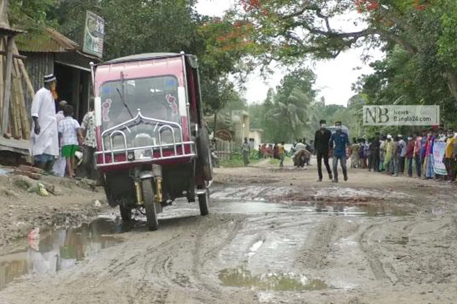 ৩০-কোটি-টাকা-তুলে-ঠিকাদার-লাপাত্তা-সড়কের-কাজ-বন্ধ