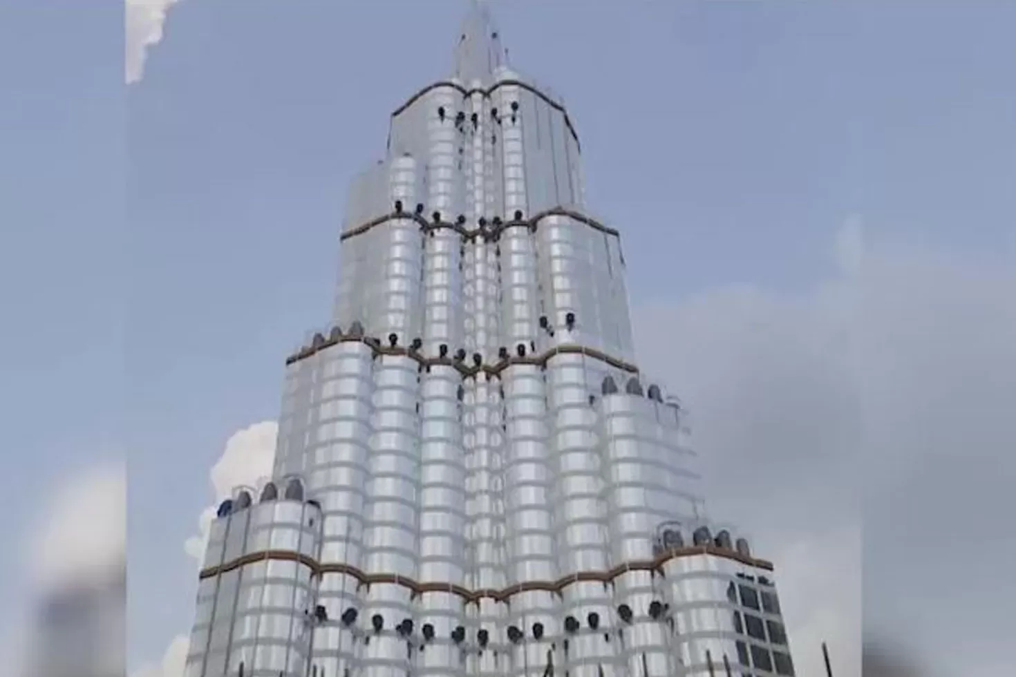 পূজায়-সাম্প্রদায়িক-সম্প্রীতি-বুর্জ-খলিফার-আদলে-মণ্ডপ