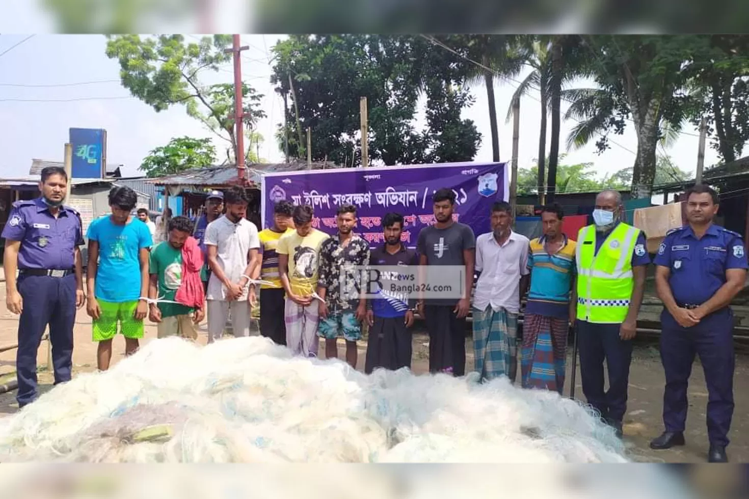 নিষেধাজ্ঞা না মেনে ইলিশ শিকার, ১০ জেলে গ্রেপ্তার