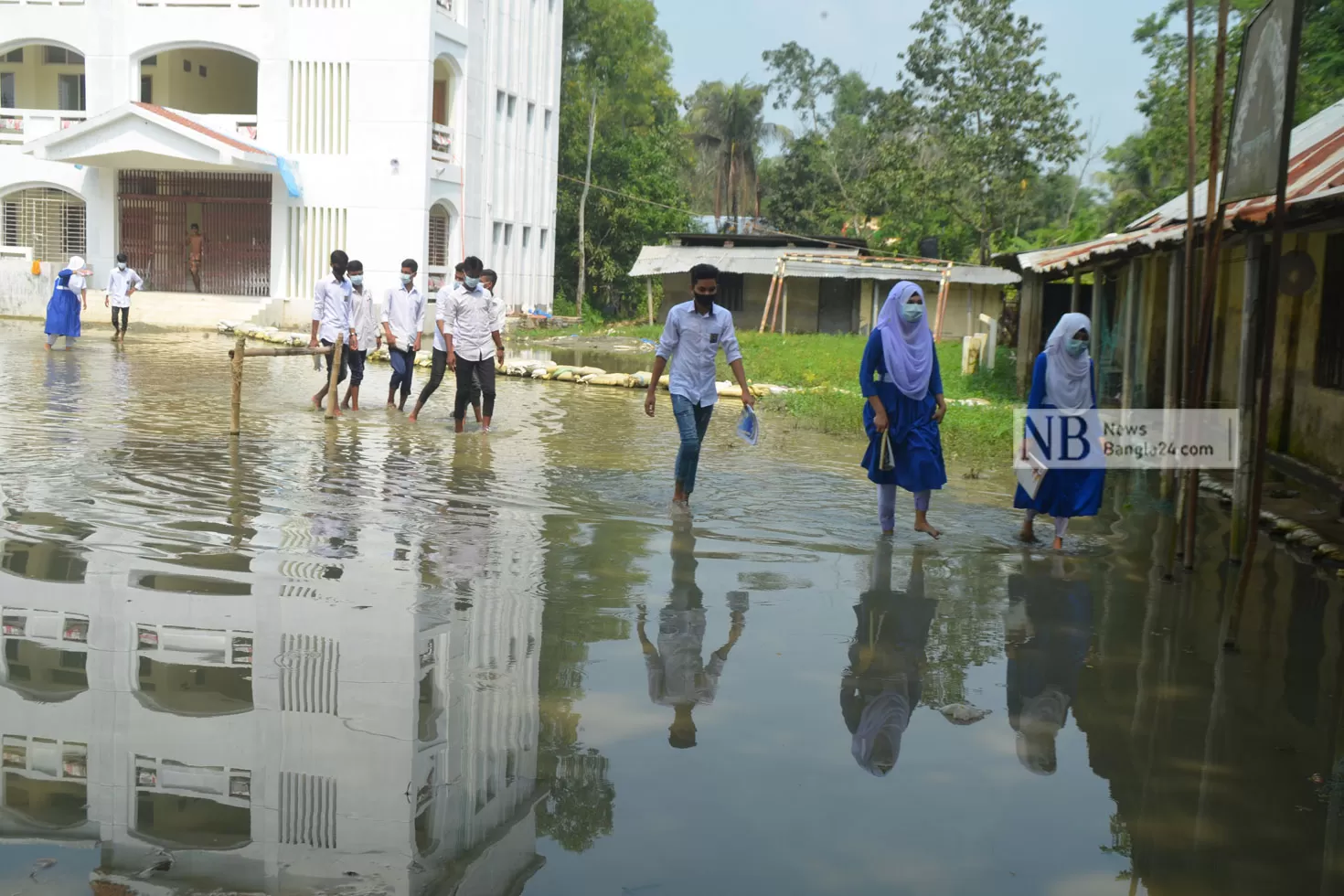 জলাবদ্ধ-স্কুল-শিক্ষক-শিক্ষার্থীদের-দুর্ভোগ