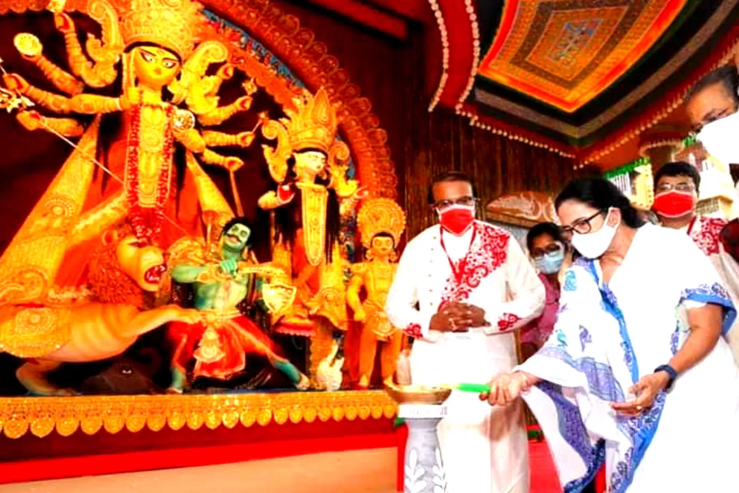 নিজের পাড়ায় গিয়ে নস্টালজিক মমতা