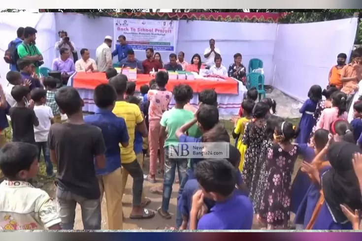ছিন্নমূল শিশুরা পেল শিক্ষাসামগ্রী
