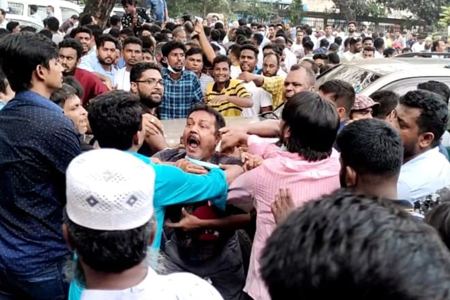 বিএনপির-স্মরণসভা-বাইরে-নেতাদের-ধাক্কাধাক্কি