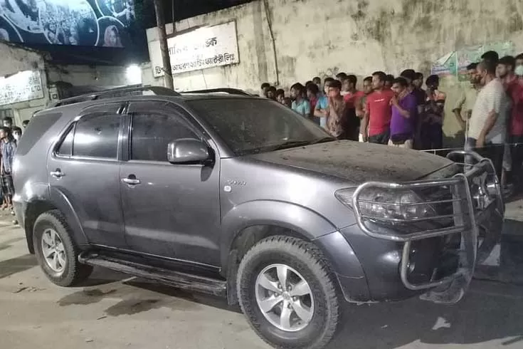 তেজগাঁওয়ে গাড়ির ভেতর অর্ধগলিত মরদেহ