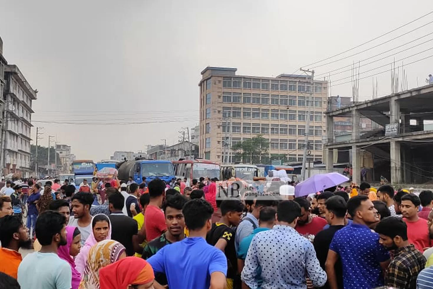 বেতনের দাবিতে শ্রমিকদের অবস্থান, বন্ধ ঢাকা-ময়মনসিংহ মহাসড়ক