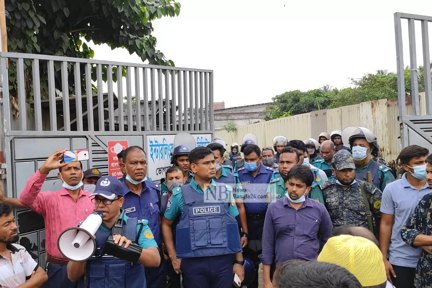বেতনের আশ্বাসে মহাসড়ক ছাড়লেন শ্রমিকরা