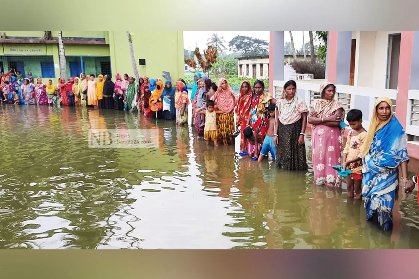 জলের জ্বালা থেকে মুক্তির আশায় জলেই মানববন্ধন