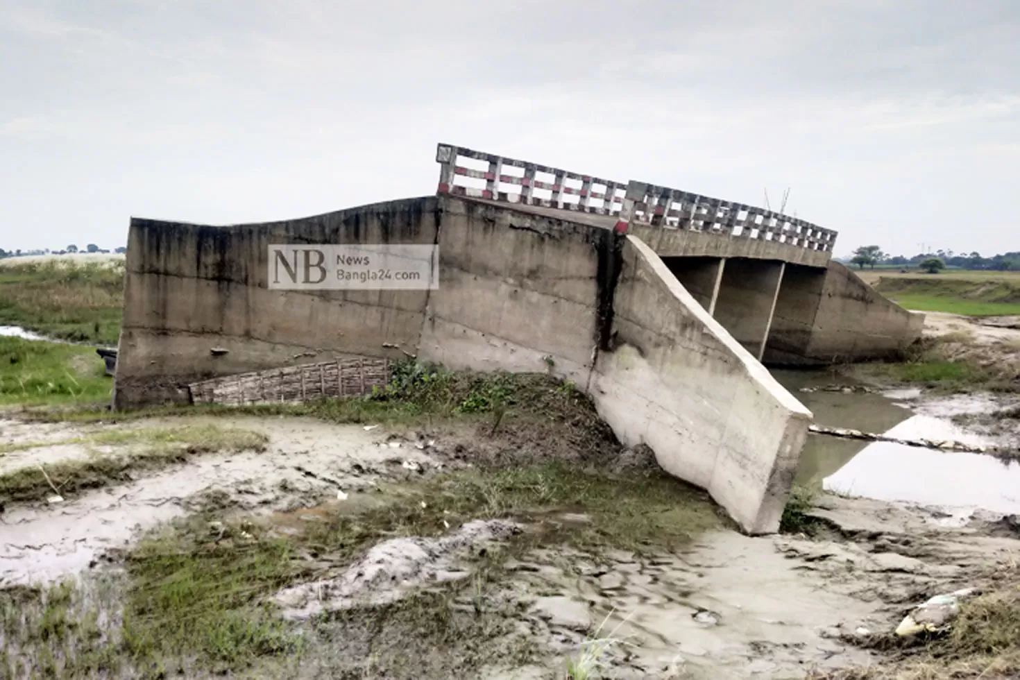 নির্মাণের পরদিনই হেলে পড়ে যে সেতু