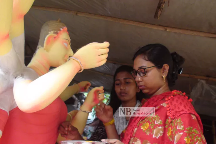 তন্না-স্বর্ণার তুলির ছোঁয়ায় প্রতিমায় জীবন্ত দেবী