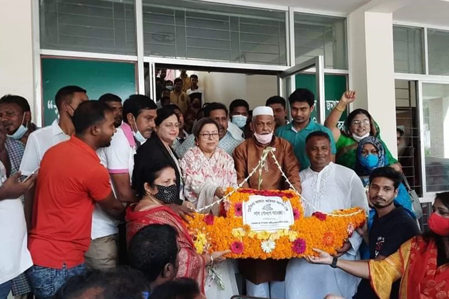 সিরাজগঞ্জ-৬: নৌকা-লাঙ্গলের প্রার্থীর মনোনয়নপত্র জমা