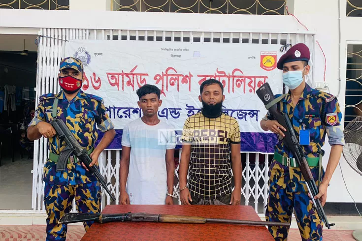 ক্যাম্প থেকে অস্ত্রসহ ২ রোহিঙ্গা আটক
