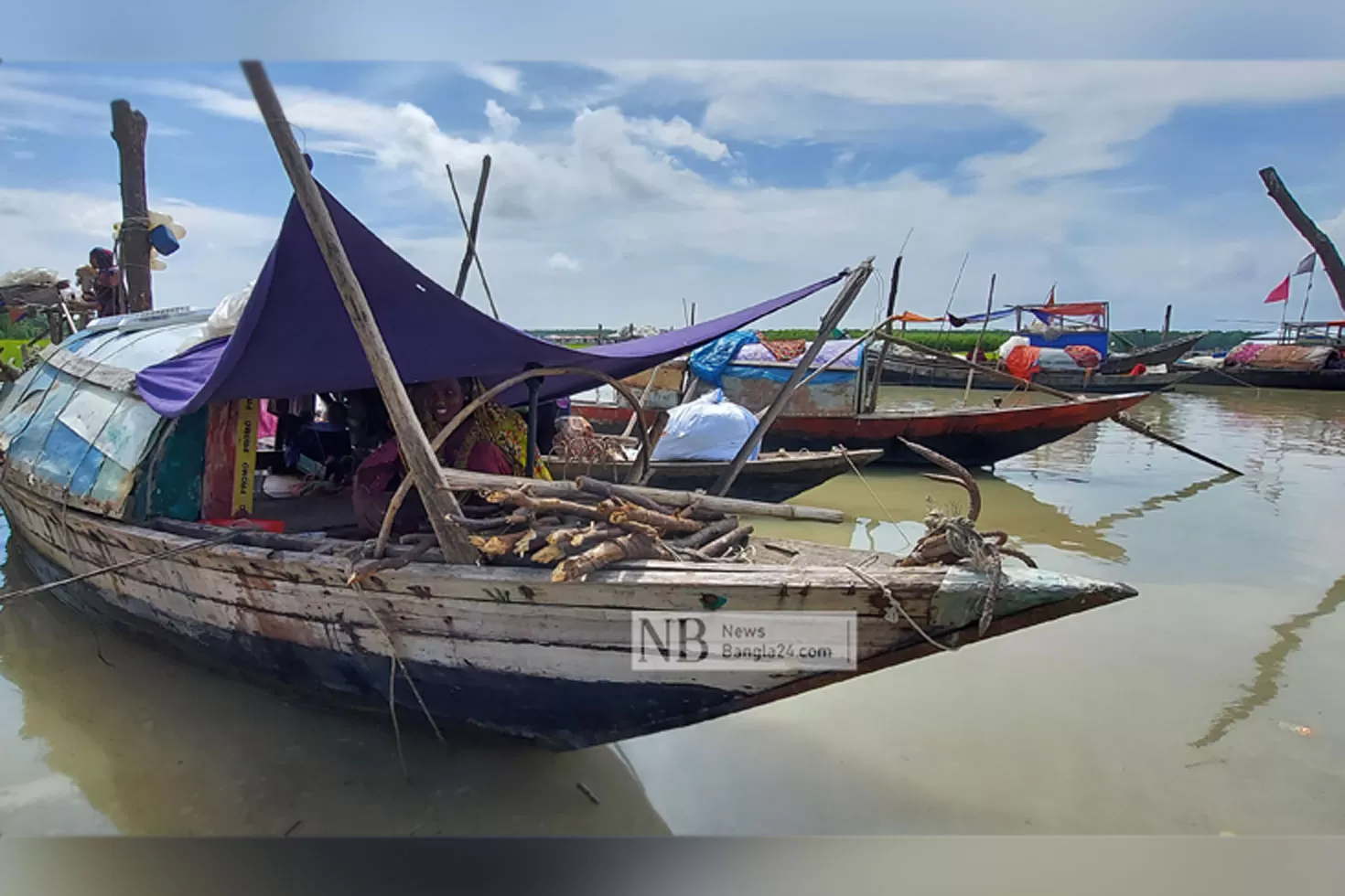 জল থেকে ডাঙায় আসছেন মানতারা