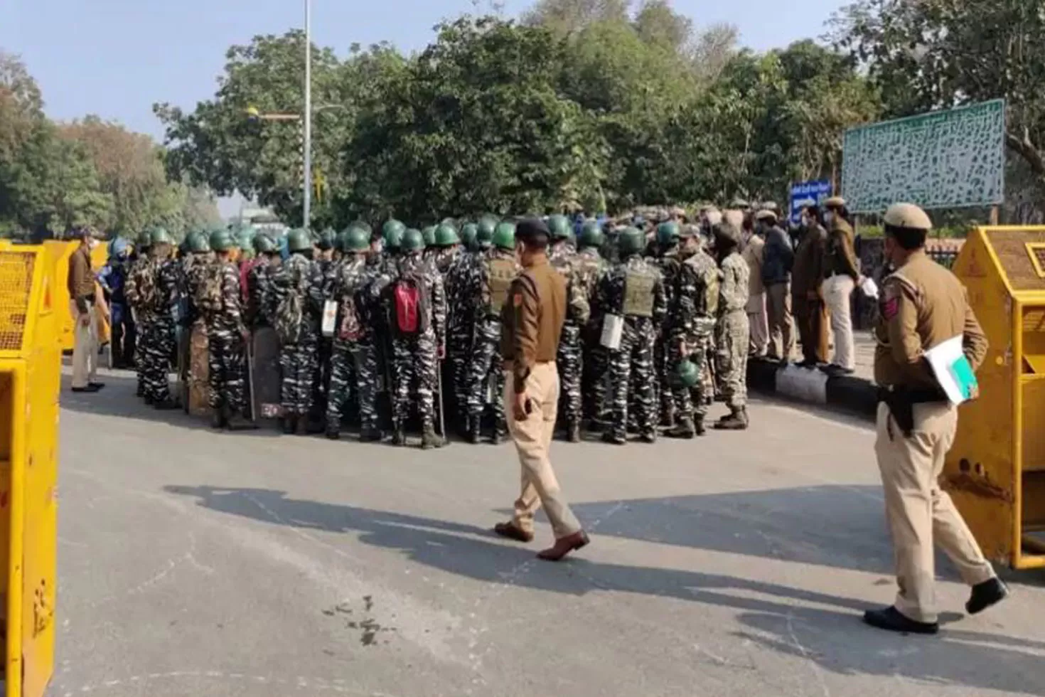 দিল্লিতে অস্ত্রসহ গ্রেপ্তার ২ পাকিস্তানি